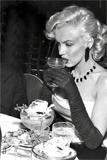 A cover of "Hollywood Mood" cluster. The owner is mirandaelise. The cluster consists of 13 elements.