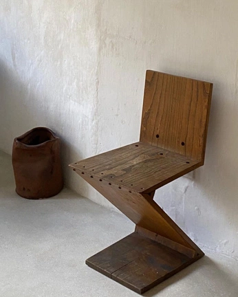 A cover of "Scary Chairs" cluster. The owner is rafaellalopezk. The cluster consists of 19 elements.