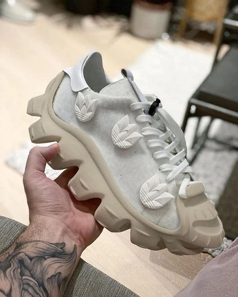 A cover of "Shoes" cluster. The owner is unobtainium. The cluster consists of 35 elements.