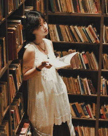 A cover of "library shoot" cluster. The owner is jadedexposure. The cluster consists of 2 elements.