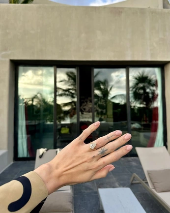 A cover of "THE WED" cluster. The owner is tayund. The cluster consists of 5 elements.