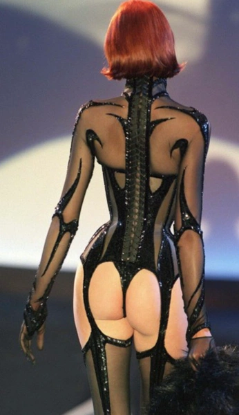 A cover of "cabaret" cluster. The owner is liloumdc. The cluster consists of 3 elements.