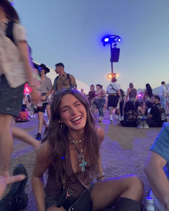 A cover of "fotos" cluster. The owner is carolherranzz. The cluster consists of 4 elements.