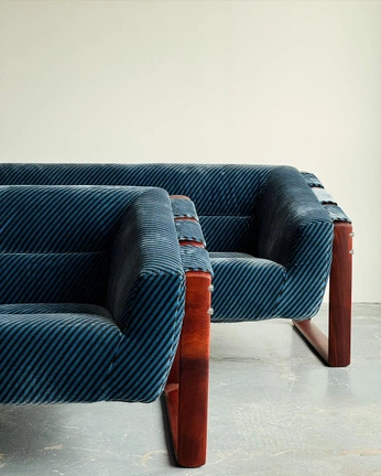 A cover of "MOBILE" cluster. The owner is velvetblue. The cluster consists of 3 elements.