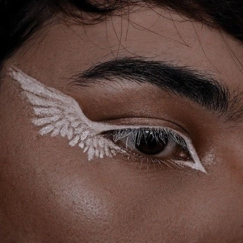 A cover of "Eyes" cluster. The owner is notbylght. The cluster consists of 226 elements.