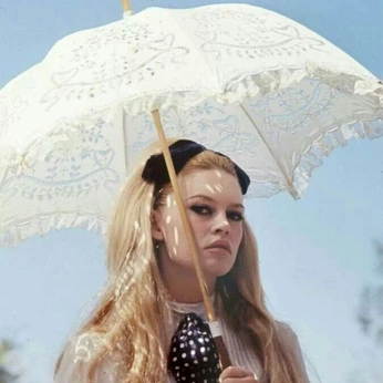 A cover of "ice cream, ice queen" cluster. The owner is sadiemaya. The cluster consists of 56 elements.