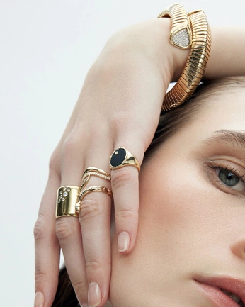 A cover of "Shoot" cluster. The owner is vanshikaleobaby. The cluster consists of 4 elements.