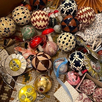 A cover of "Christmas ornaments" cluster. The owner is lea.matilde. The cluster consists of 12 elements.