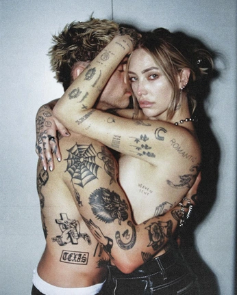 A cover of "CURATED" cluster. The owner is greenvelvet. The cluster consists of 26 elements.