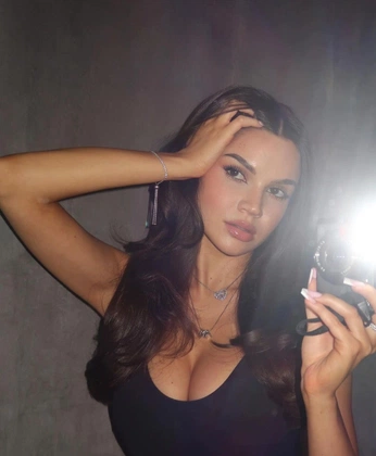 A cover of "Makeup inspiration" cluster. The owner is laama. The cluster consists of 1 element.