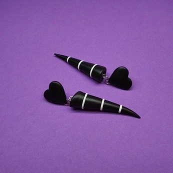 A cover of "earring lesbian goals" cluster. The owner is h4nabanana. The cluster consists of 296 elements.