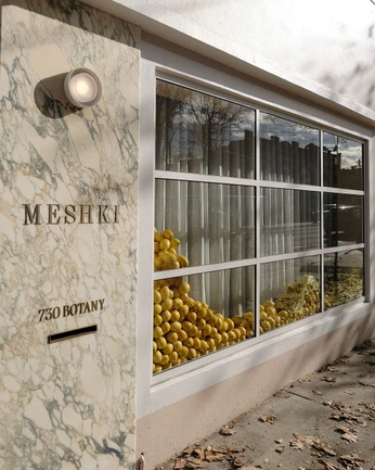 A cover of "mob summer house" cluster. The owner is marianaoliveira. The cluster consists of 3 elements.