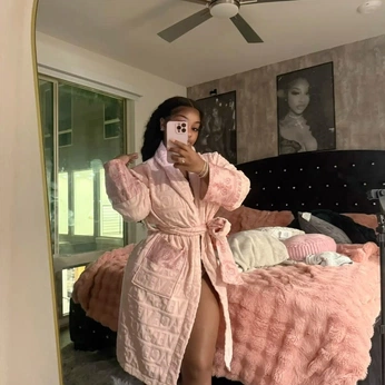 A cover of "moi" cluster. The owner is bloodiedbathe. The cluster description is "manifestation board 102.". The cluster consists of 770 elements.