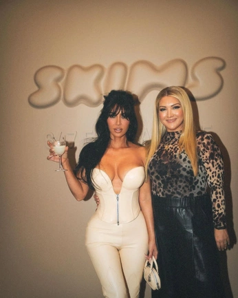 A cover of "skims" cluster. The owner is teagen. The cluster consists of 3 elements.