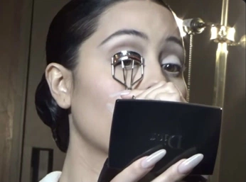 A cover of "fashion killa" cluster. The owner is sadiemaya. The cluster consists of 24 elements.