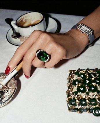 A cover of "Pleasures" cluster. The owner is victoriadeblauss. The cluster consists of 26 elements.