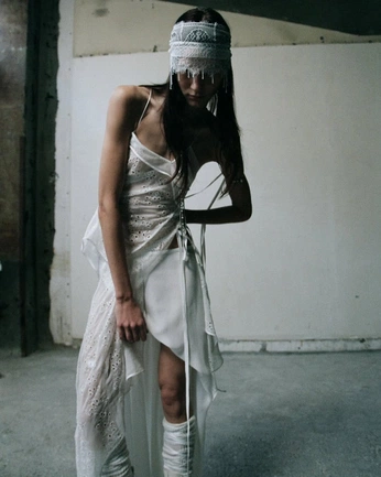 A cover of "WHITECEILING" cluster. The owner is kuliojulio. The cluster consists of 9 elements.