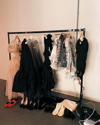 A cover of "R2W" cluster. The owner is gabbys. The cluster consists of 18 elements.