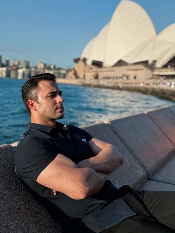 A cover of "+ traveling" cluster. The owner is unarchitect. The cluster consists of 1 element.