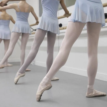 A cover of "layla  ‎؛ ଓ" cluster. The owner is ammacrellin. The cluster consists of 8 elements.