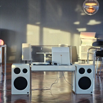 A cover of "listening room" cluster. The owner is iqbalnurvian. The cluster consists of 7 elements.