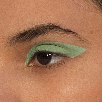 A cover of "make up" cluster. The owner is akowaffle. The cluster description is "you have to get noticed by the world don't be boring". The cluster consists of 5 elements.