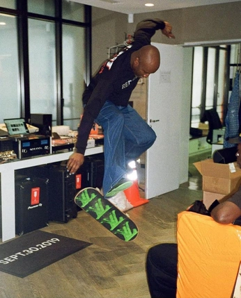 A cover of "Virgil Abloh" cluster. The owner is kalzifa. The cluster consists of 2 elements.