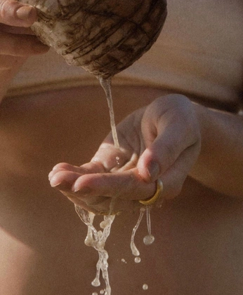 A cover of "Shyre" cluster. The owner is playful.being. The cluster consists of 3 elements.