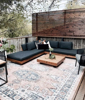 A cover of "Balcony" cluster. The owner is aleonard. The cluster consists of 6 elements.