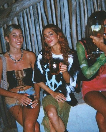 A cover of "BOUNCE" cluster. The owner is jezjezjez. The cluster consists of 15 elements.