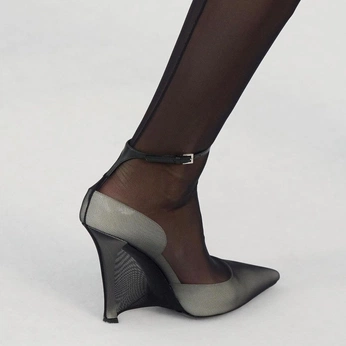 A cover of "6 Inch" cluster. The owner is bari. The cluster description is "Footwear as an art form ". The cluster consists of 13 elements.