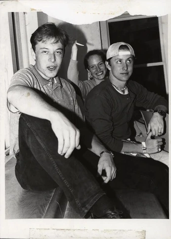 A cover of "MYLIFEWASALIE" cluster. The owner is m.ads. The cluster consists of 5 elements.