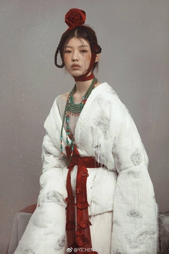 A cover of "estetica tfg" cluster. The owner is albaagordillo. The cluster consists of 3 elements.