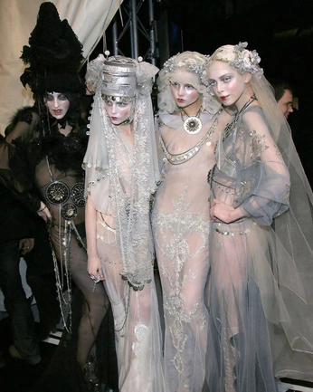 A cover of "Fashion" cluster. The owner is alinasavi. The cluster consists of 9 elements.