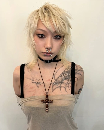 A cover of "Looks" cluster. The owner is xo.richeese. The cluster consists of 2 elements.