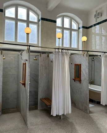 A cover of "interiors" cluster. The owner is arnstadt. The cluster consists of 2 elements.