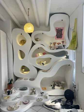 A cover of "Gaudí mobiliario" cluster. The owner is natalialasa. The cluster consists of 4 elements.