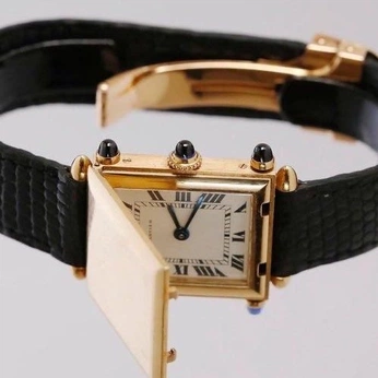 A cover of "MONTRE" cluster. The owner is madene. The cluster consists of 5 elements.