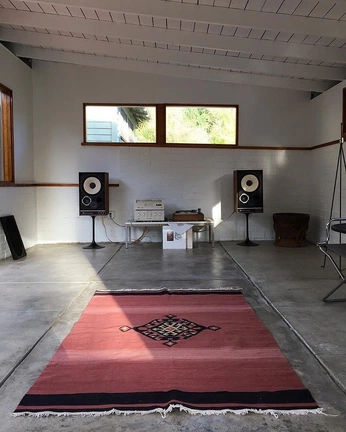 A cover of "Studio" cluster. The owner is alcoholshwan. The cluster consists of 7 elements.