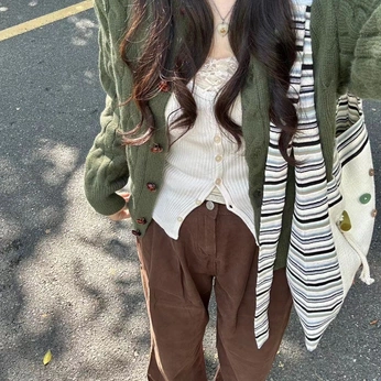 A cover of "fits" cluster. The owner is hibwyaoy. The cluster consists of 18 elements.