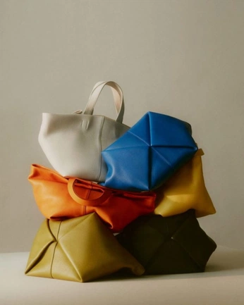 A cover of "Editorialist" cluster. The owner is annathevault. The cluster consists of 11 elements.