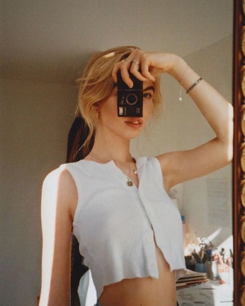 A cover of "pictures/selfies" cluster. The owner is jess.holderby. The cluster consists of 2 elements.