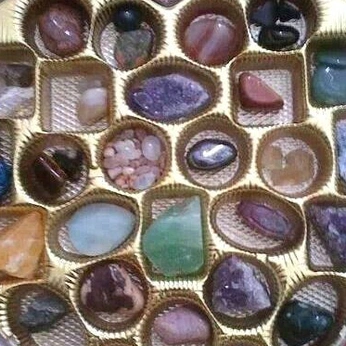 A cover of "Gift Giving 🎁" cluster. The owner is moonkissedlua. The cluster consists of 2 elements.