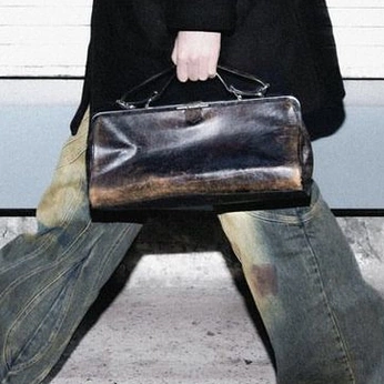 A cover of "bag" cluster. The owner is skullskwatt. The cluster consists of 115 elements.