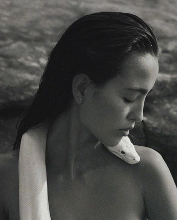 A cover of "Womens photography ai" cluster. The owner is aestrastudio. The cluster consists of 61 elements.