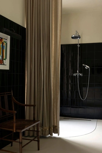 A cover of "Upgrade" cluster. The owner is saintc. The cluster consists of 4 elements.