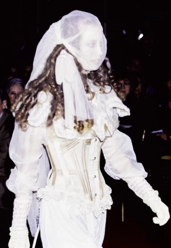 A cover of "vivienne westwood" cluster. The owner is edanurozturk. The cluster consists of 12 elements.