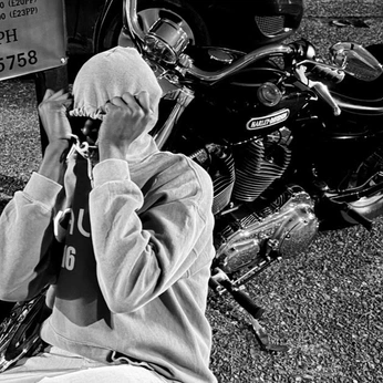 A cover of "Graphic design" cluster. The owner is damn.essie. The cluster description is "A simple collection of some of my Design works. ". The cluster consists of 80 elements.