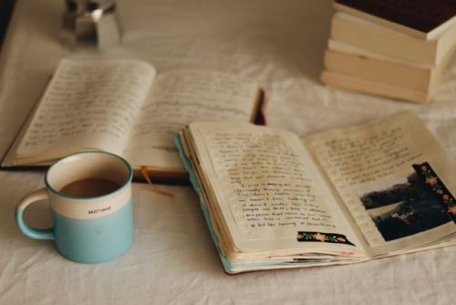 Un journal de gratitude et une tasse de thé créent une atmosphère relaxante pour la pleine conscience.