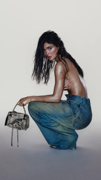 A cover of "kylie" cluster. The owner is downbourbon. The cluster consists of 3 elements.